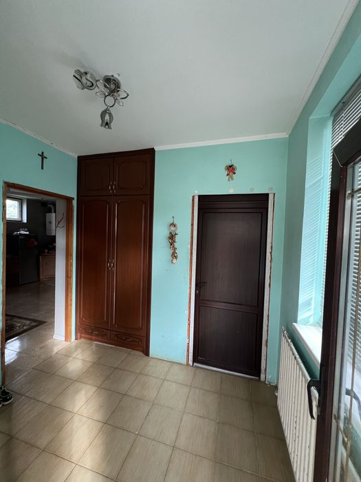 Продаж двох будинків у одному дворі.