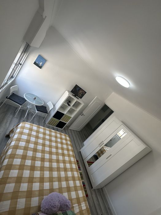 Quarto mobiliado p casal ou familiares c tv e frigorífico no quarto em São Brás Amadora