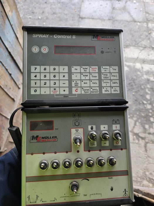 Opryskiwacz ciągany Dubex 2500 l 21m
Szerokość 21-24m 
Rok produkcji: