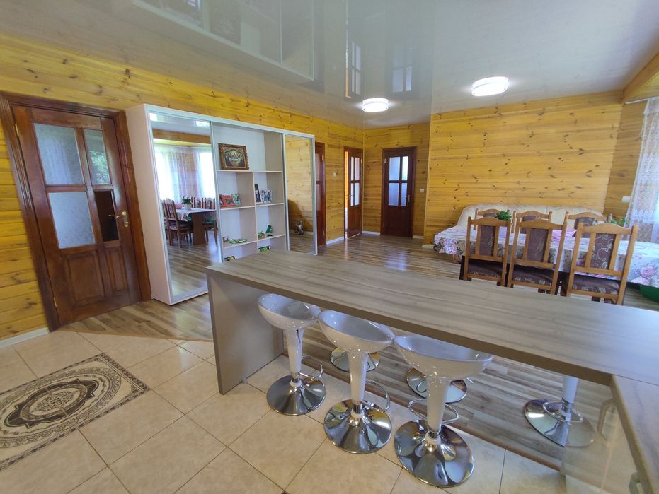 Будинок з ремонтом та меблями(є ще літній будиночок),40 сотих землі