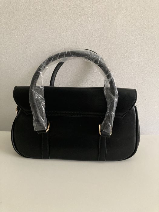 Bolsa Guess feminina preta  elegante e sofisticada