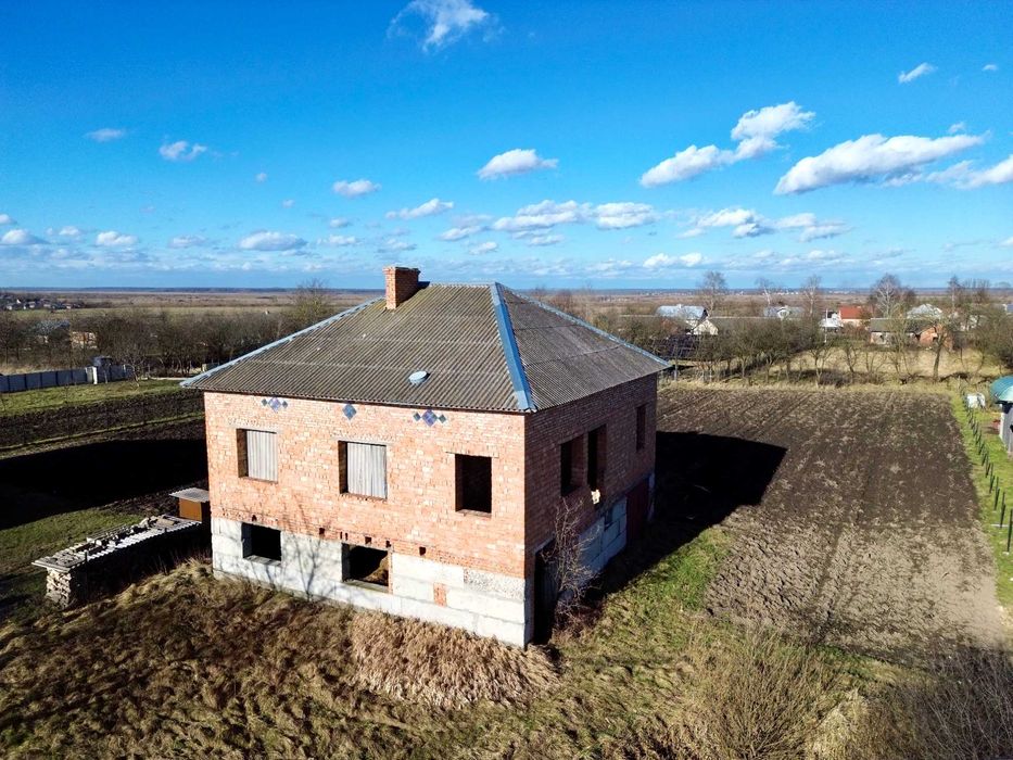 Продаж земельної ділянки з незавершеним будинком у с. Грушів