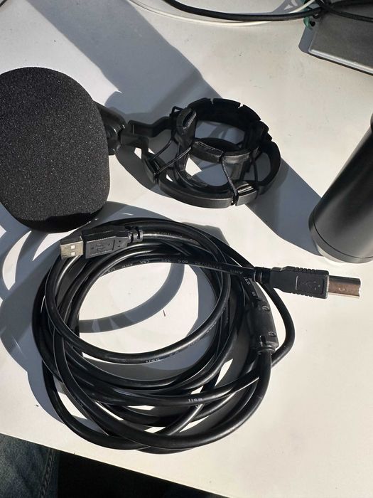 mikrofon pojemnościowy Reinston ze statywem