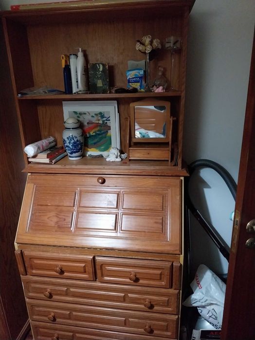 Quarto individual- cama, escrivaninha, roupeiro, cadeira e m.cabeceira