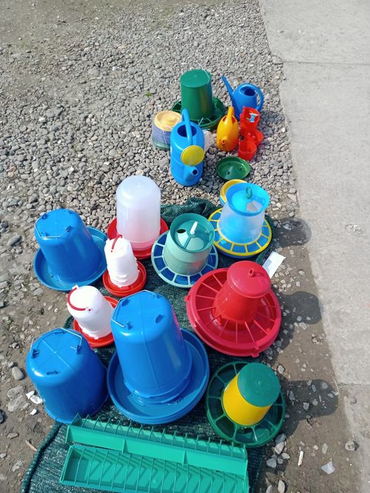 Годівнички і поїлки для птиці