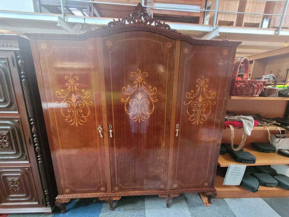 Roupeiro antigo em muito bom estado geral