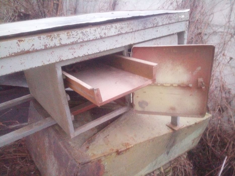 Стеллажи Шкафы верстаки пристаночные тумбы железные