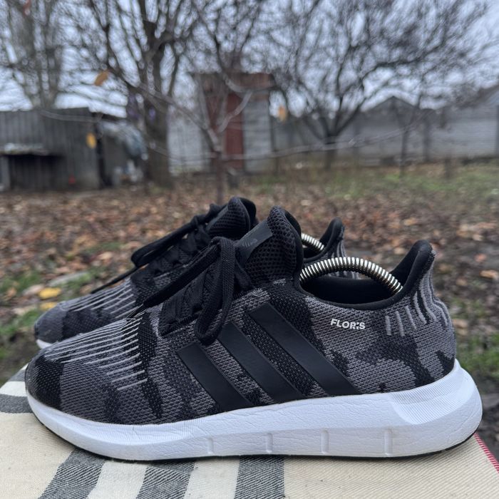 Кроссовки Adidas Swift Run Camo, 42,5 размер, Оригинал, Кросівки