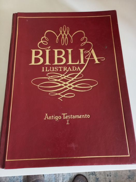 Cinco volumes antigo testamento e um novo testamento. ento.
