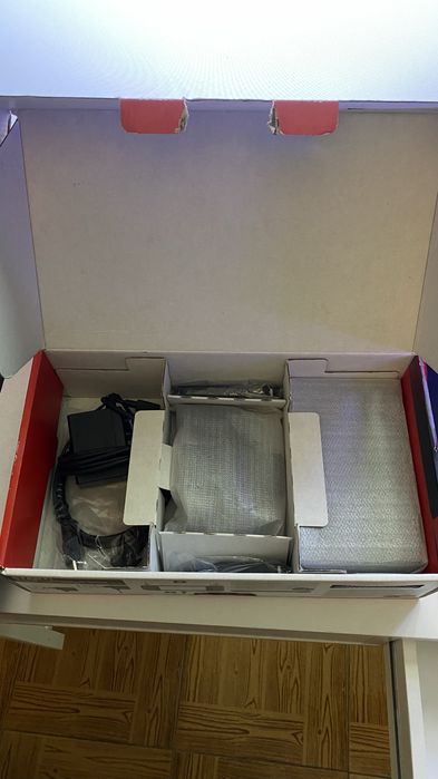 Nintendo Switch v2 cinzenta + 2 comandos extras, volantes e estojo