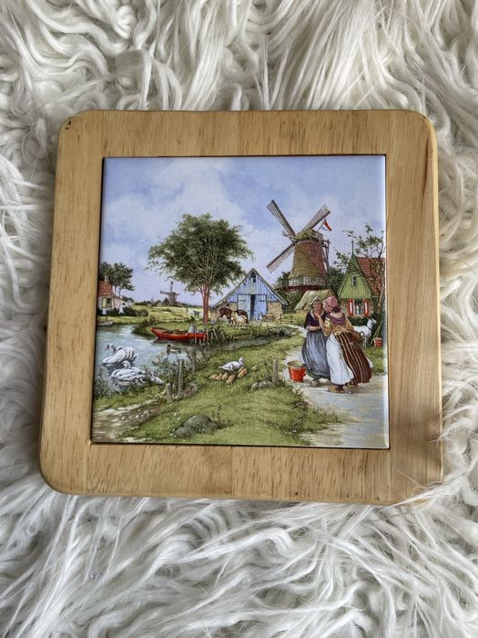 ceramiczna płytka dekoracyjna w drewnianej ramie