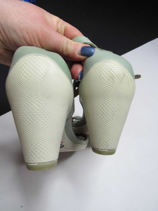 Продам босоніжки ЕССО