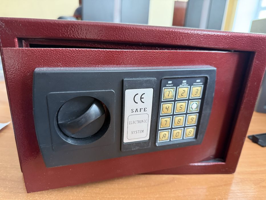 Сейф меблевий електронний