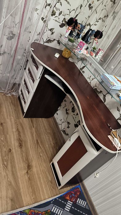 Стіл письмовий, косметичний