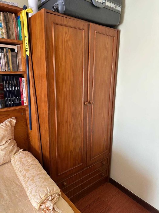 Mobiliário Completo em Madeira  + Mesa e Cadeiras – Oportunidade 990 €