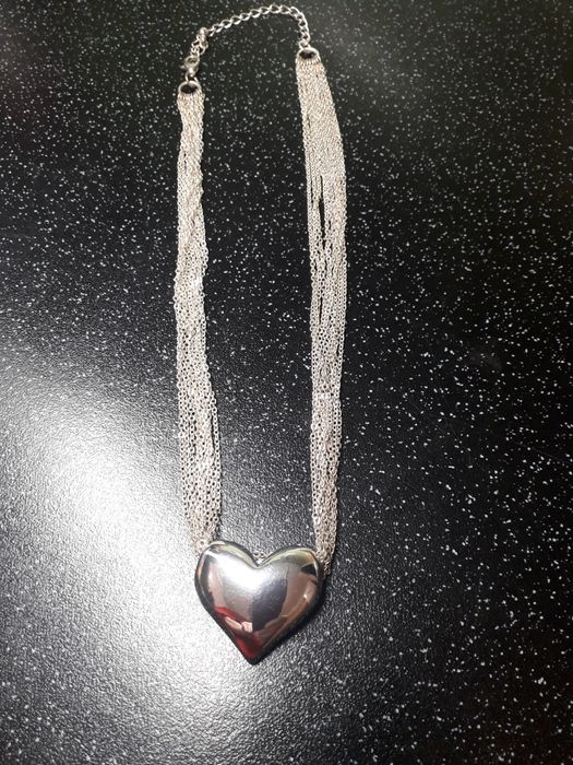 Колье в форме сердца.