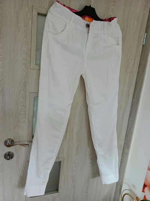 Białe letnie bawełniane spodnie z paskiem S