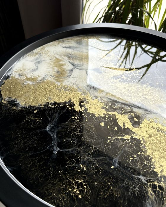 Stolik zalany żywicą