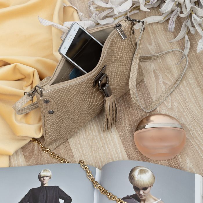 VERA PELLE torebka skórzana listonoszka kroko z paskiem V487 c.beżowa