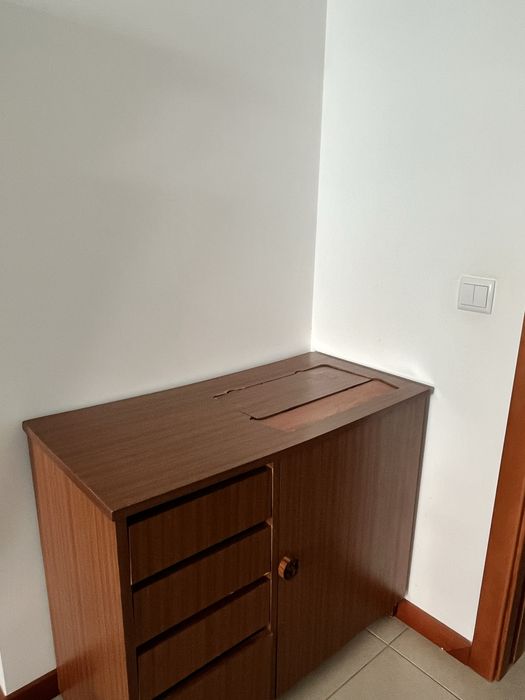 Máquina de Costura Singer com Móvel – Clássica e Funcional