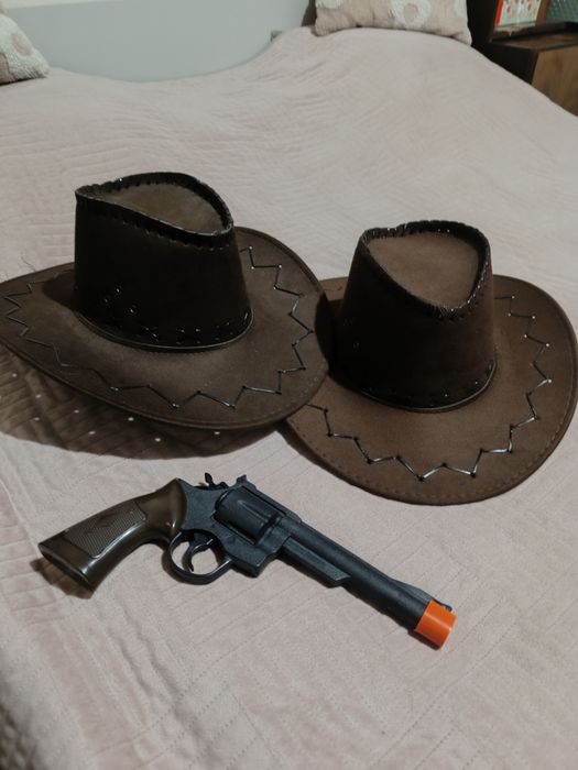 Kapelusz kowbojski i zabawkowy pistolet