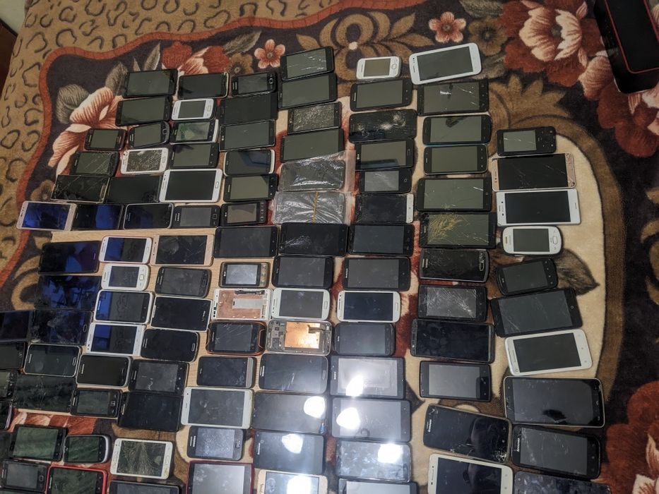 Продам лот  сенсорний телефонів
