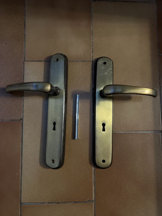 Fechaduras e puxadores dourados Rodes (10)