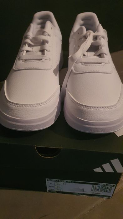 Sapatilhas Adidas, novas na caixa.