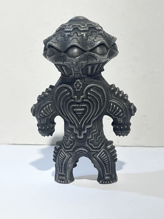 Figura Dogu Shakoki em Metal / Ferro Fundido (~10.5 cm)