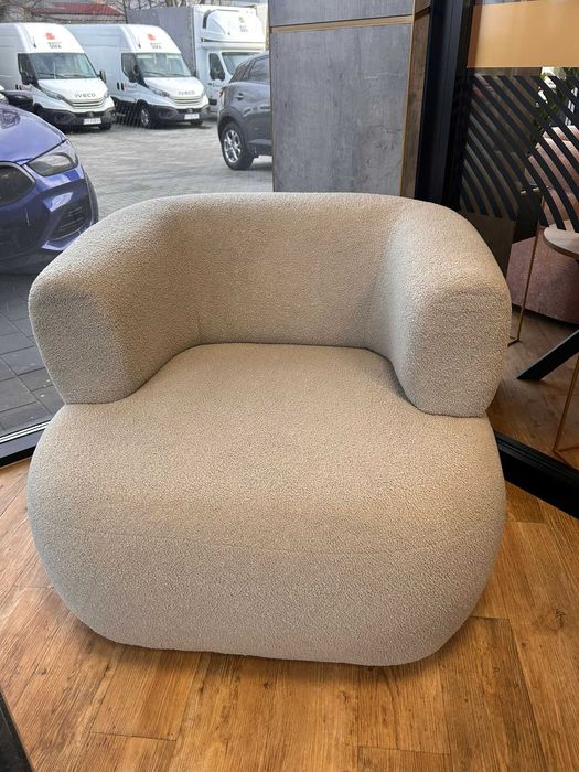 Fotel boucle jasny szary, obły Windsor & Co