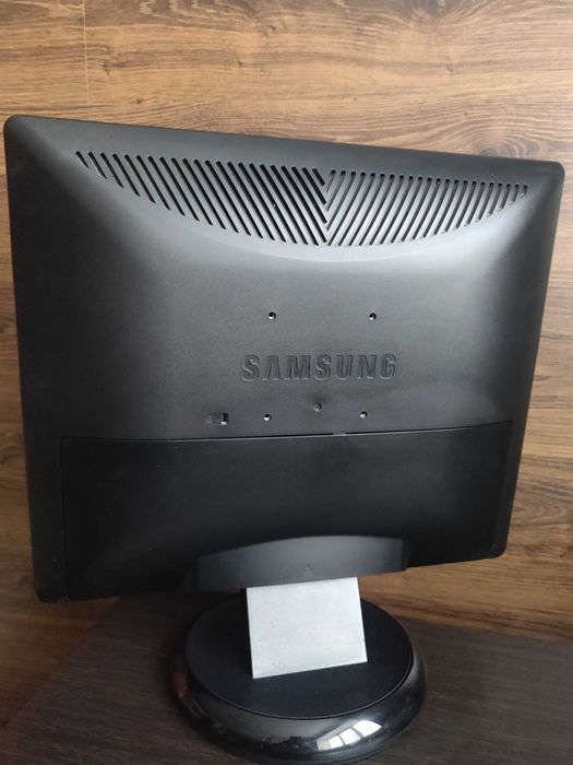 Монитор Samsung 931C, 19" , экран -квадрат, черного цвета.