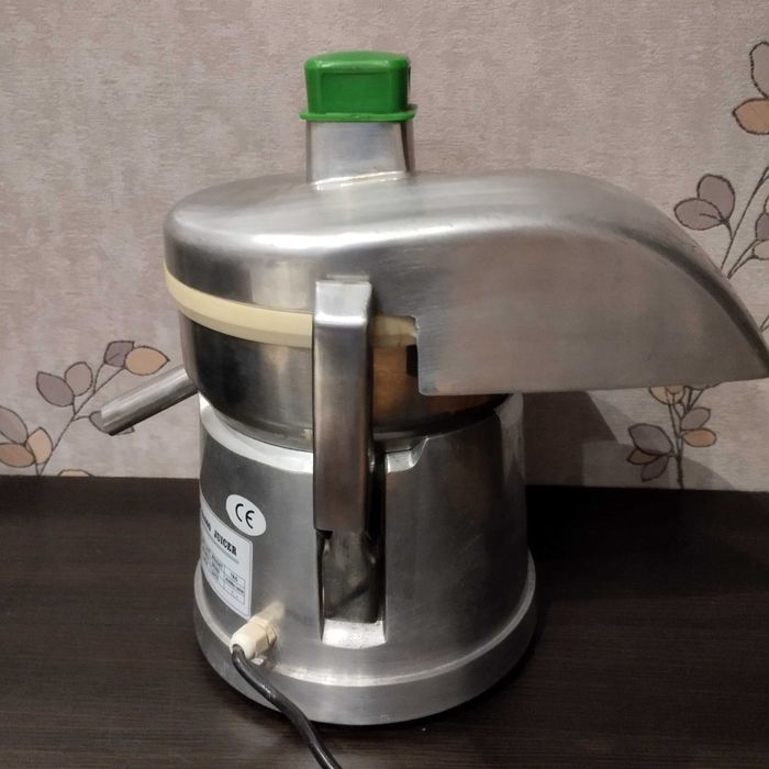 Соковитискач, соковыжималка профессиональная Juicer WF-A4000