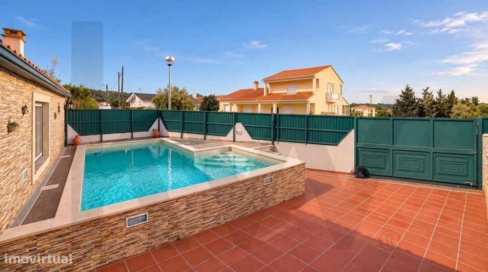 Moradia junto a Óbidos | 222 m2, garagem, sótão e excelente espaço ext