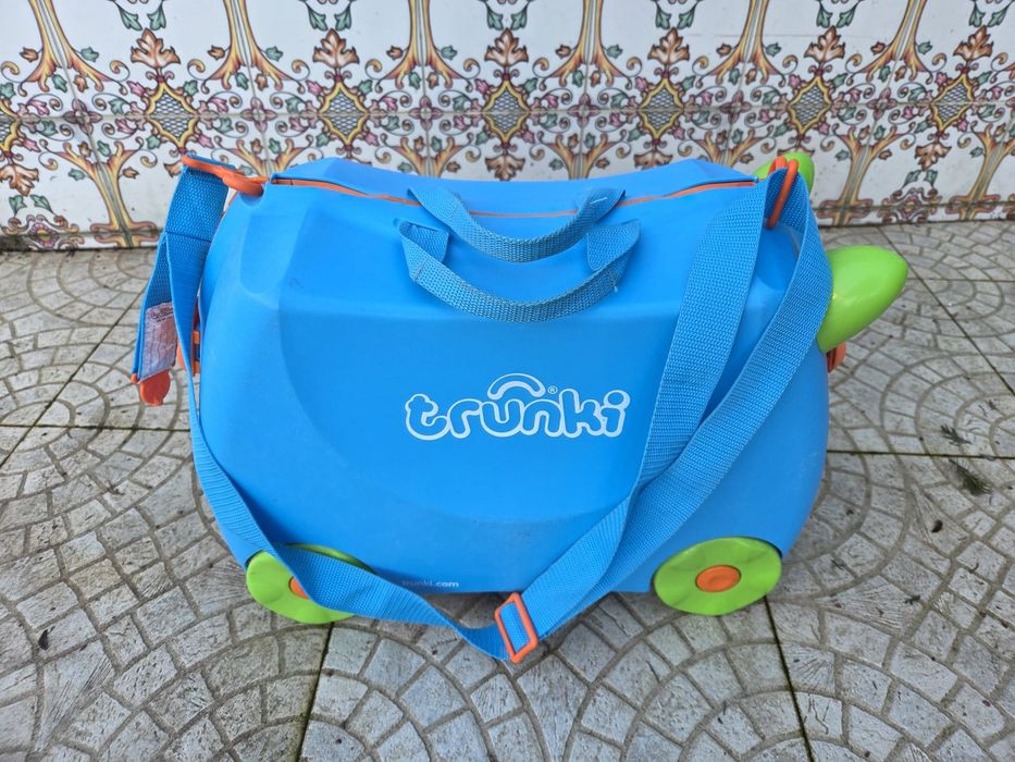 Mala viagem Trunki como nova criança faz carrinho