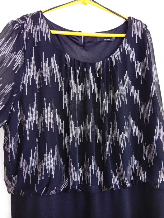 Czarna sukienka z narzutką ze złotymi wzorami