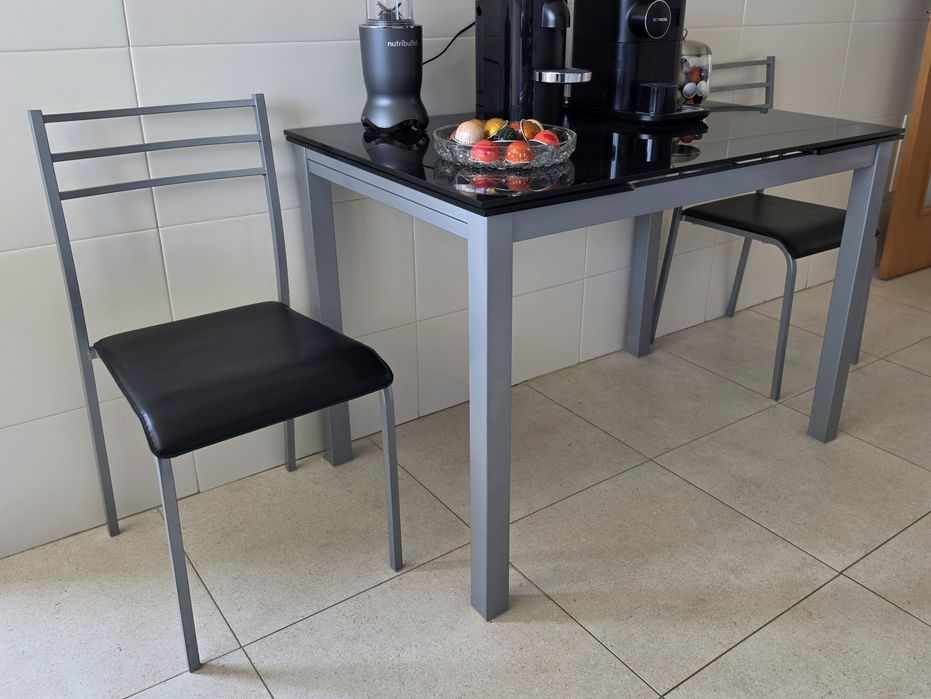 Mesa de cozinha tempo em vidro preto extensível mais 4 cadeiras
