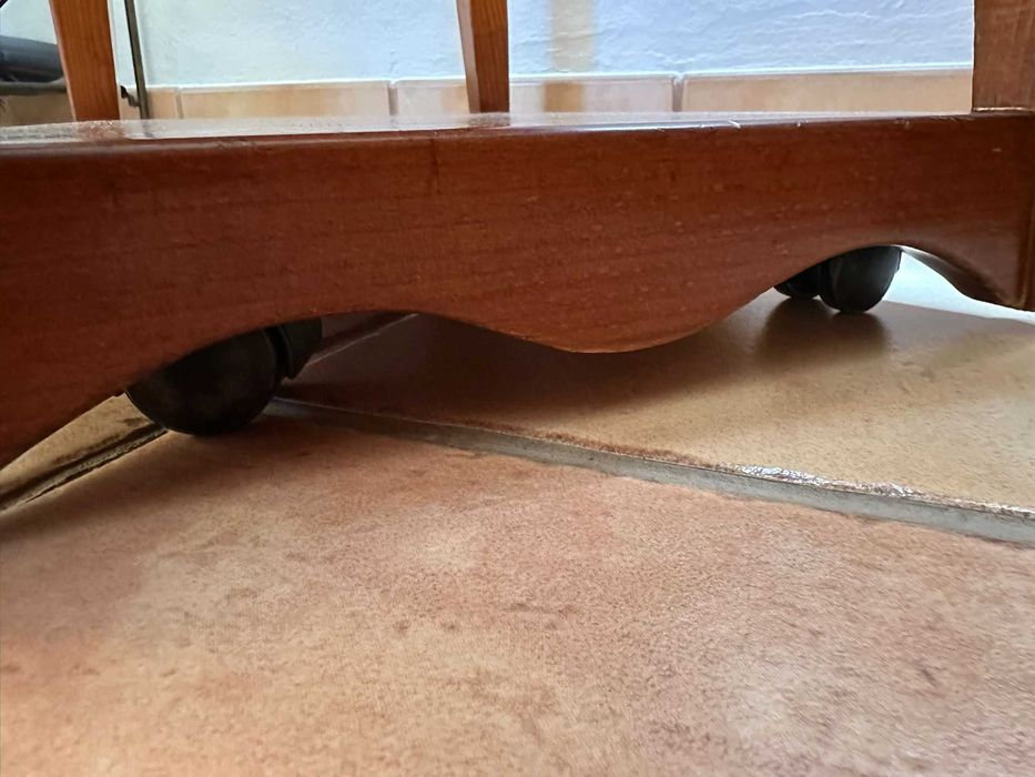 Mesa de Madeira Maciça com Rodas – Durável e Funcional