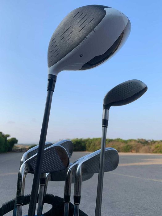 Saco de Golfe com set de ferros, drive, madeira3 Taylormade e trolley