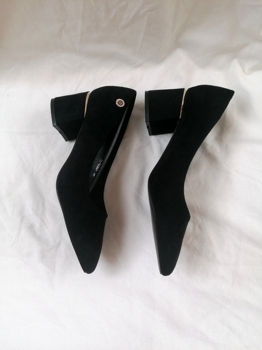 Sapatos Pretos e Bicudos de Salto