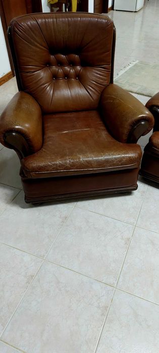Sofá 3 lugares + 2 poltronas em cabedal