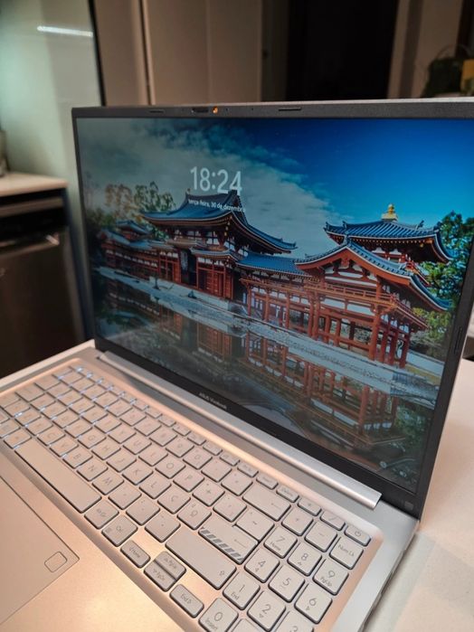 Asus vivobook 16'