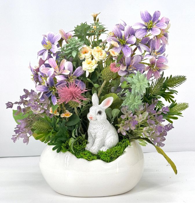 Stroik wielkanocny w skorupce jajka z zajączkiem