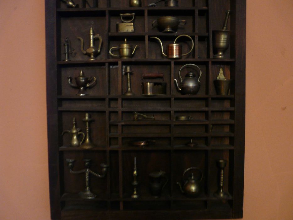 Niepowtarzalna kolekcja mosiężnych drobiazgów w efektownej gablocie