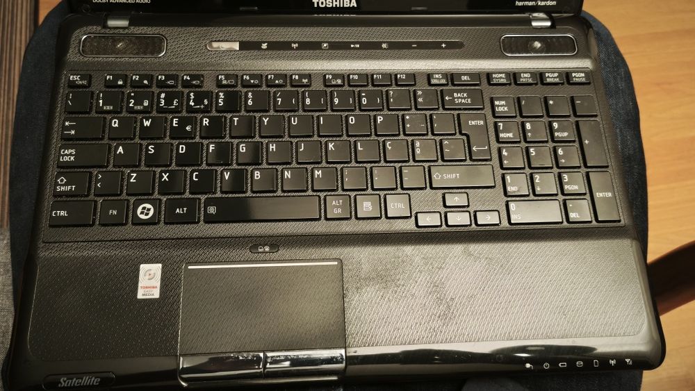 Portátil TOSHIBA sattelite A660 12X intel i7 disco SSD 500GbHarman Kar