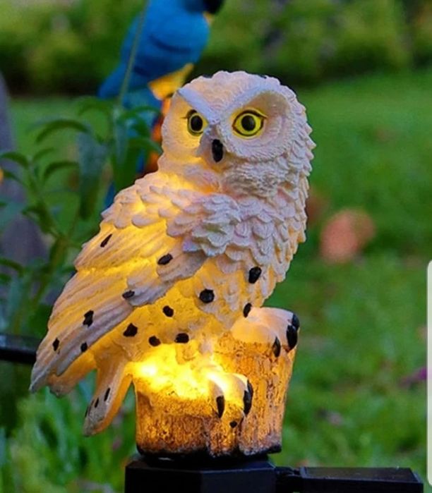 Садовий світильник з сонячною батареєю.