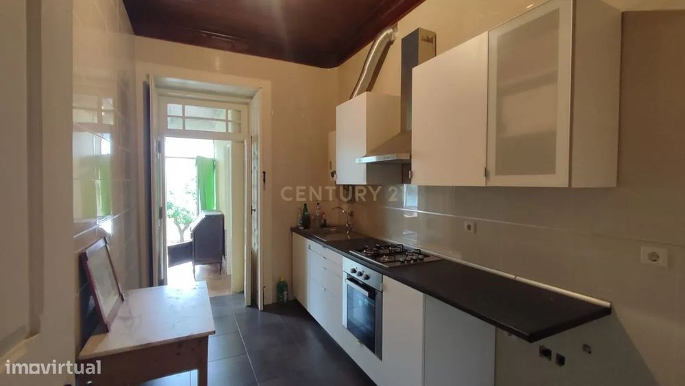 Prédio Com Quatro Apartamentos T2 No Centro Castelo Branco