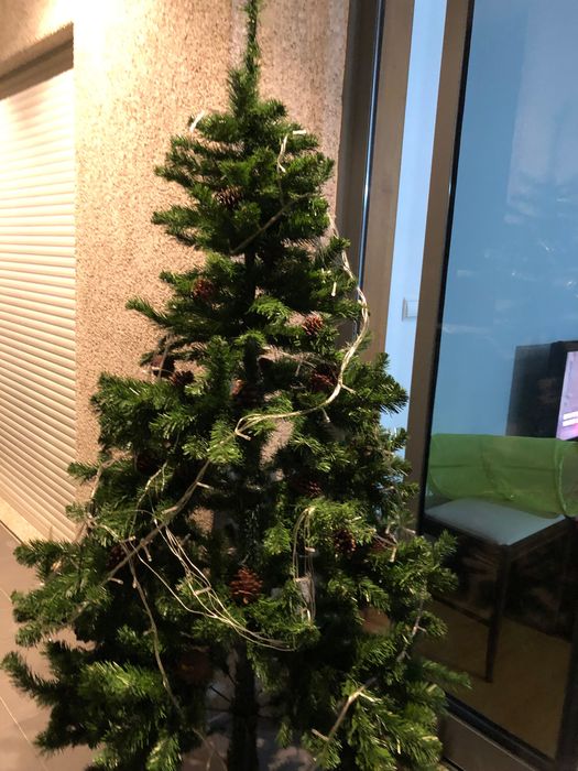 Árvore de Natal com enfeite de pinhas