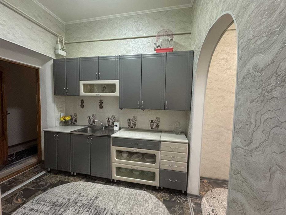 2 комнатная квартира с ремонтом на Черемушках, гараж, сарай