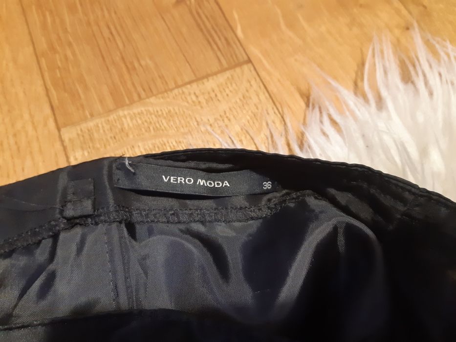Czarna sukienka bez ramiączek Vero Moda
