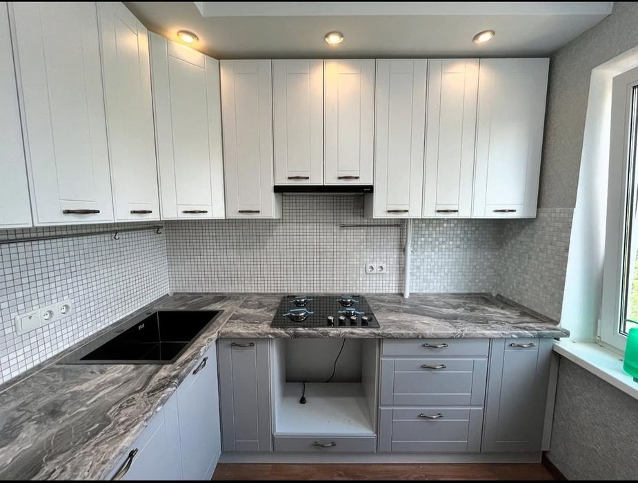 Кухня с крашенными фасадами МДФ